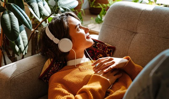 Globale Ausweitung des Service auf über 20 Sprachen, rund um die Uhr für Spotify durch...
